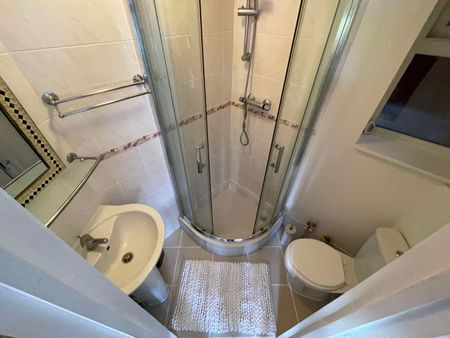 Newly Refurbished Double Room **Great Local Amenities** - Photo 2