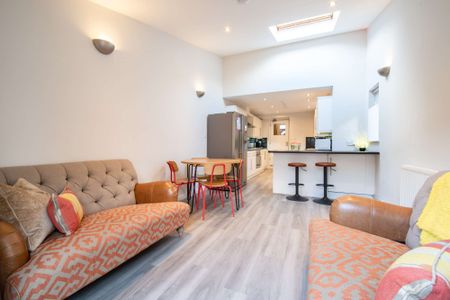 Top-spec 2-bathroom architecturally-designed property in prime location! - Photo 2