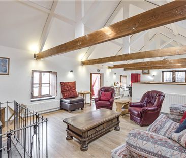 This pretty double fronted red brick cottage with roof terrace is a... - Photo 1