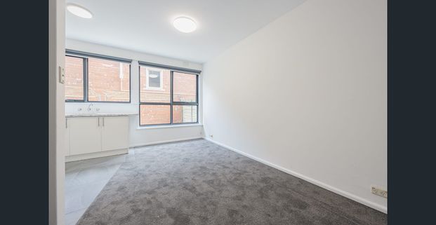 Presentable Apartment in the heart of Richmond! - Photo 1