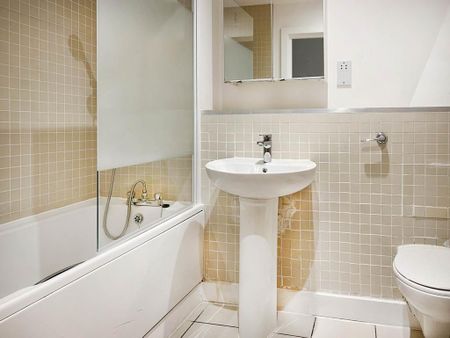 2 bedroom flat to rent - Photo 4