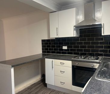 2 Bed Flat, Saint Albans Road, IG3 - Photo 4