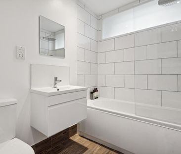 3 bedroom flat in London - Photo 1