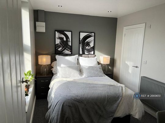 1 bedroom in a house share to rent - Photo 1