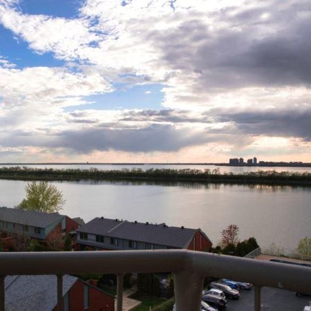 Grand 4 1/2 rénové, vue sur le fleuve, garage, piscine, clim. - Photo 3