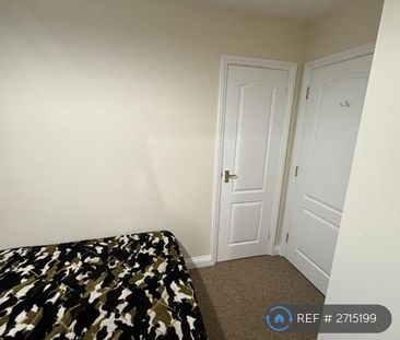 1 bedroom in a flat share to rent - Photo 2