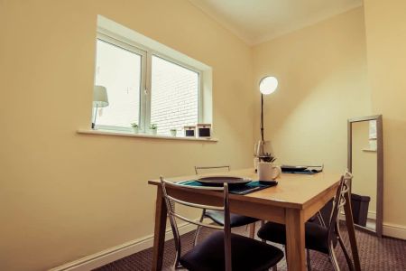 6 Bedroom House - Photo 2