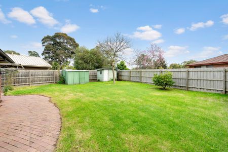 Spacious Four-Bedroom Family Home in Prime Frankston Location - Photo 4