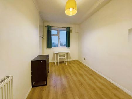 4 bedroom flat to rent - Photo 2