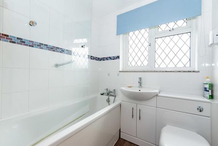 3 bedroom semi-detached house to rent - Photo 3