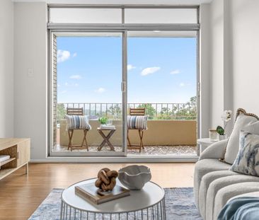 Light Filled & Renovated with Shimmering City Skyline & Harbour Views - Photo 4