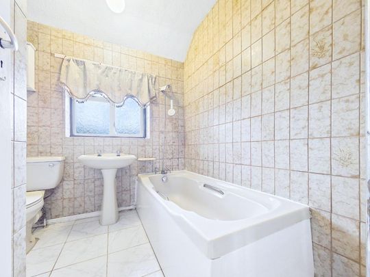 3 bedroom end of terrace house to rent - Photo 1