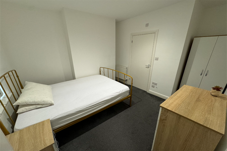 1 bedroom in a house share to rent - Photo 2