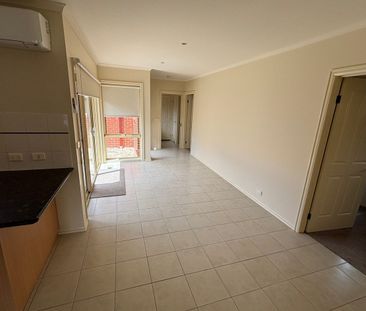 Freshly Updated, 3 Bedroom, 2 Bathroom - Photo 5