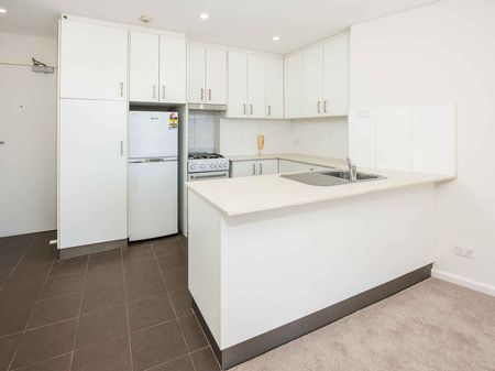 STYLISH UPGRADED MODERN APARTMENT - Photo 3
