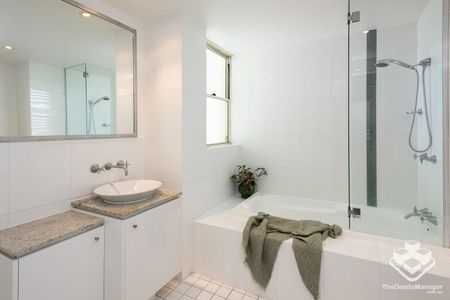 Resort-Style Waterfront Sub-Penthouse in The Reserve, Varsity Lakes - Photo 4