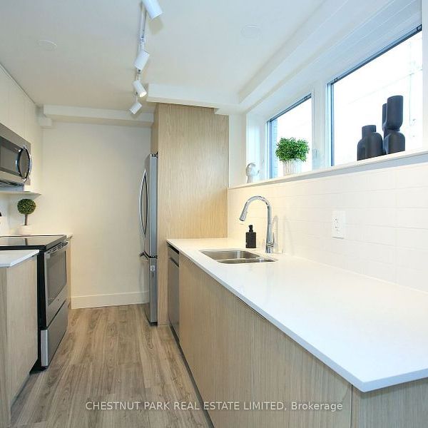 Beautiful Multiplex 1 Bed 1 Bath! - Photo 1