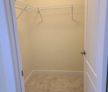 Townhouse For Lease | X8130326 - Photo 2