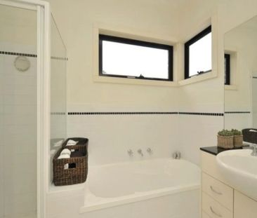 Neatly Built Outer-City Townhouse - Photo 5