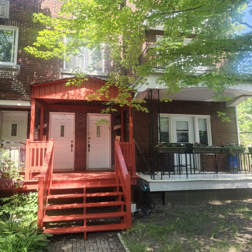 Appartement rénové de 3 chambres à l’étage supérieur d’un duplex – Semi-meublé. - Photo 1