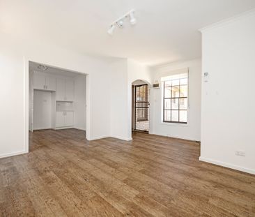 NEAT & SPACIOUS 2 BEDROOMS UNIT WITH PRIVATE COURTYARD - Photo 4