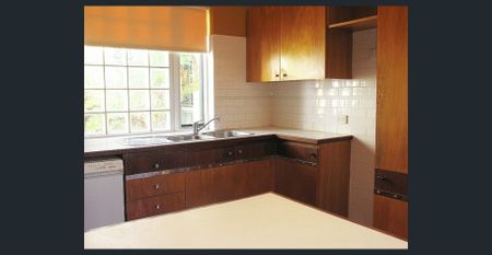 Character Apartment with Leafy Surrounds - Photo 3