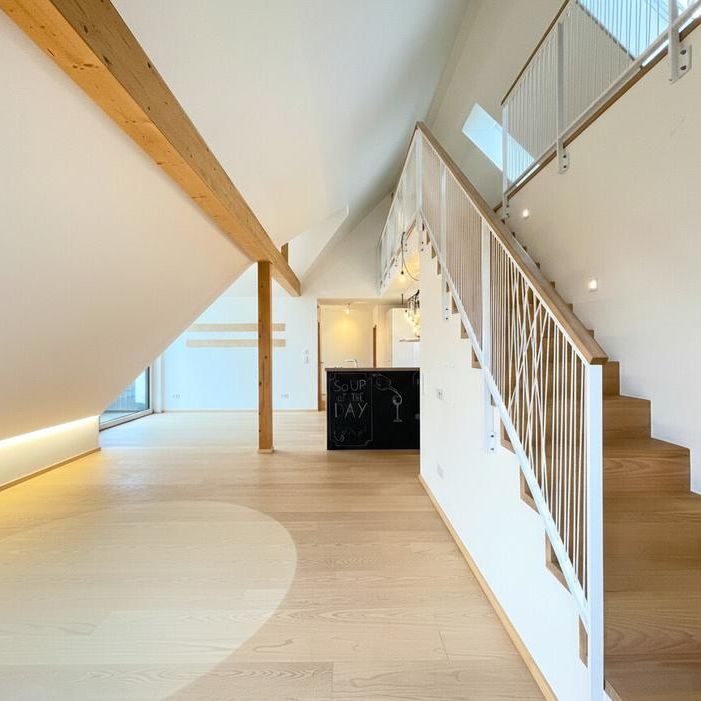 Traumhafte Dachgeschosswohnung – lichtdurchflutet mit Galerie, Balkon & Garage - Foto 1