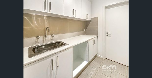 3-Bedroom Modern Townhouse - Photo 1
