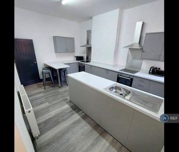 1 bedroom in a house share to rent - Photo 2
