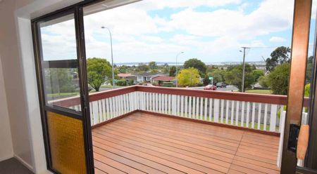 Budget-Friendly Living in Te Atatu South - Photo 4