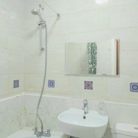 1 bedroom in a house share to rent - Photo 4