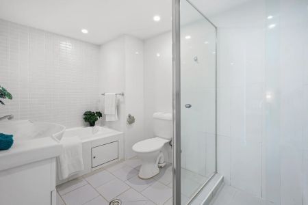 Modern One-Bedroom Apartment with Resort-Style Facilities - Photo 3