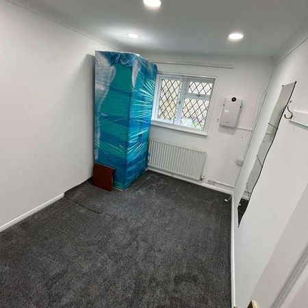 Ingleside Colnbrook, SL3 - Photo 3