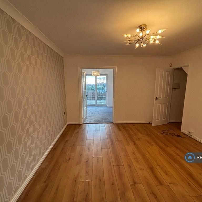 3 bedroom semi-detached house to rent - Photo 1