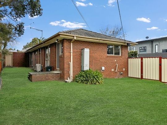 1/3 Deschamp Crescent Rowville VIC - Photo 1