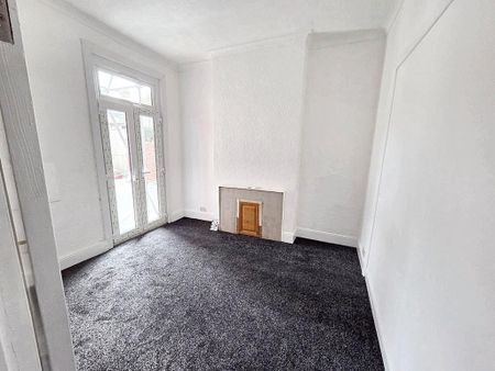 4 bedroom semi-detached house to rent - Photo 4