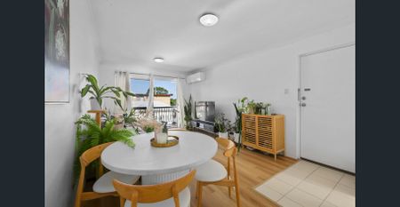 Renovated unit in convenient Kedron location - water included in rent - Photo 3
