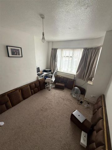 4 bedroom semi-detached house to rent - Photo 4