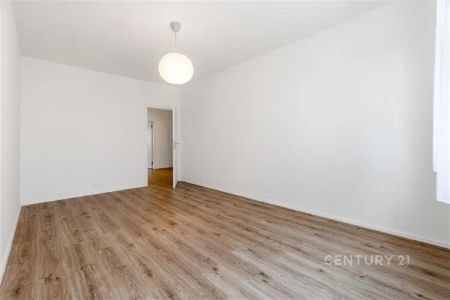 Moderní 3+kk s balkonem na dlouhodobý pronájem. Kuchyně Hanák, sklepní kóje, možnost parkování. K dispozici ihned. Bydlení v přírodě a kousek od metra. Projekt Suomi Hloubětín Praha 9. - Fotografie 2