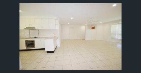 4 BEDROOM FAMILY HOME IN EIMEO - Photo 5