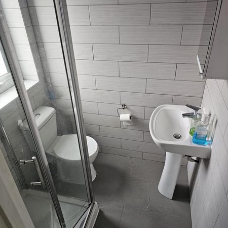 1 bedroom in a house share to rent - Photo 4