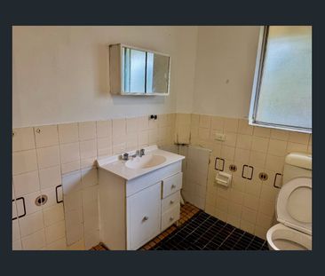 LOCATION, SPACIOUS TOWN HOUSE - Photo 6