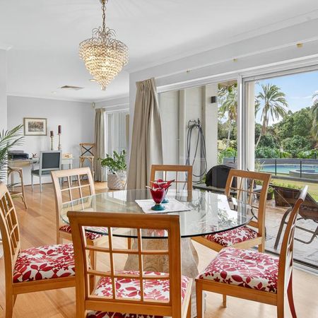 Ground-Floor Villa with Stunning Golf Course Views - 6 month lease - Photo 4