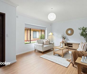 Location and Lifestyle in the Heart of Hyde Park - Photo 2