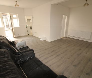 2 Bedroom,Flat,Oxley, Wolverhampton , WV10 6JT£800.00P/M - Photo 5