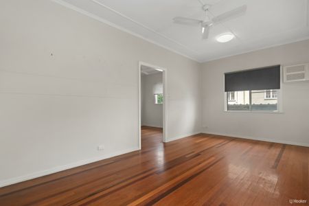 35 Eleventh Avenue, RAILWAY ESTATE - Photo 2