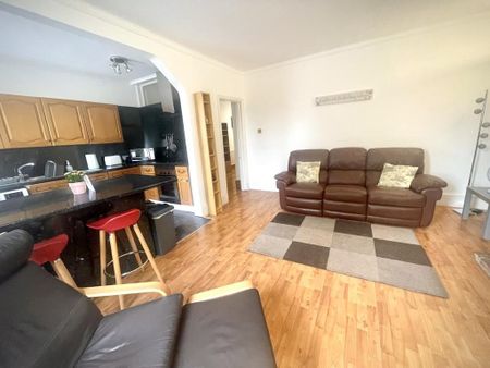2 bedroom flat to rent - Photo 2