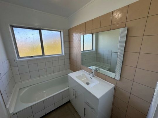 Brick & Tile Duplex in Popular New Lynn - Photo 1