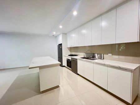 One-Bedroom Apartment with Car Space, Fresh Paint, and Fully Furnished - Photo 5