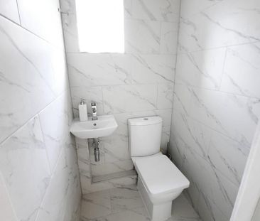 4 bedroom semi-detached house to rent - Photo 5